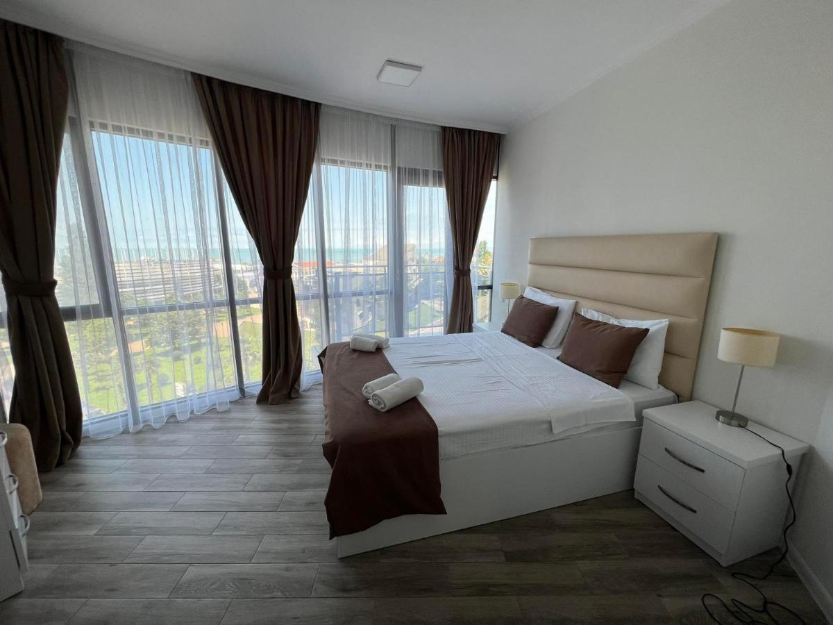 Holiday Lux Sea Towers Batumi Esterno foto