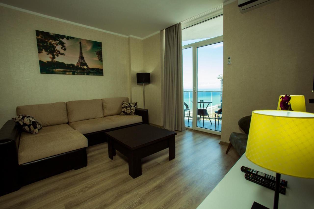 Holiday Lux Sea Towers Batumi Esterno foto