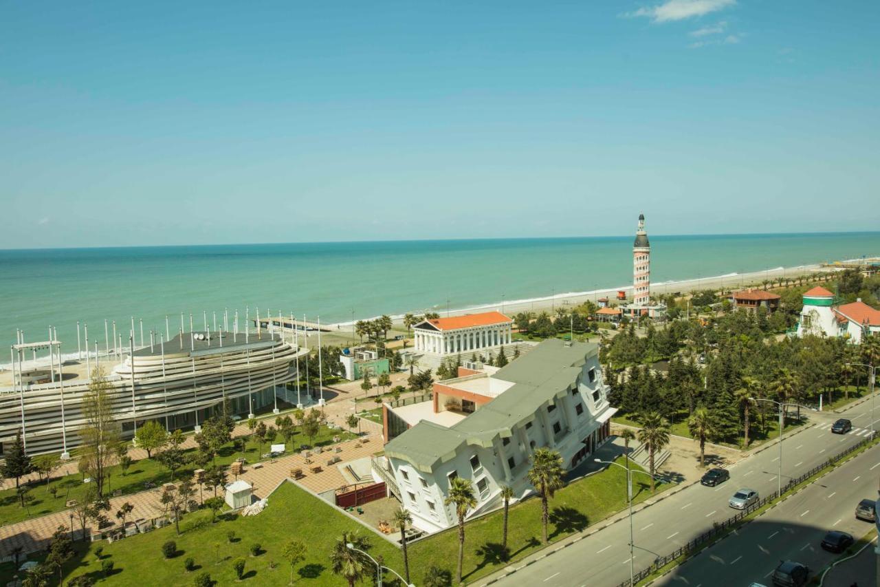Holiday Lux Sea Towers Batumi Esterno foto